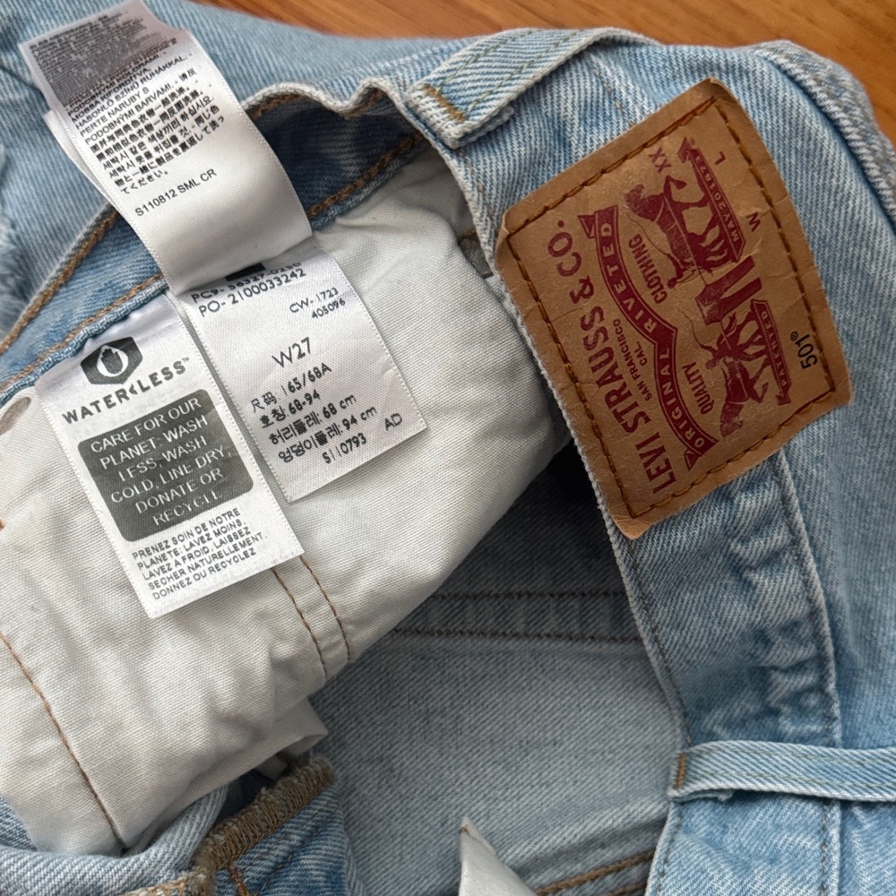 Levi’s 501 Jean Shorts - Picture 5 of 5